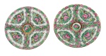 Lote de 2 pratos em Porcelana Chinesa Família Rosa (Rosa Cantão), decorados com motivos florais e pássaros em cartuchos, com marca de selo vermelho apócrifa Qianlong (século XIX/XX). Marcas do tempo. -dim- 19d.