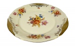 Magnífico Prato decorativo produzido em Porcelana Alemã P.R. Bavaria, séc. XX, fundo marfim, decorado com buquê floral e rica douração; marcas do tempo. -dim- 25d.