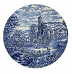Prato decorativo inglês da marca Wood & Sons, padrão The Post House, em Ironstone azul e branco, com cena campestre de carruagem/estalagem (sec. XX). Marcas do tempo. -dim- 25d.