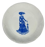 Prato decorativo em Porcelana Schmidt Brasil, Dama Antiga em azul-cobalto sobre fundo branco, com borda levemente ondulada e filete dourado. Peça colecionável com carimbo de coroa no verso. Marcas do tempo. -dim- 28d.