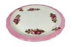 Prato/Travessa em Porcelana Inter-American (Brasil), com borda rosa ondulada e decoração policromada de rosas. Peça antiga (déc. 60/70), marcas do tempo. -dim- 26d.
