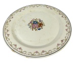 Prato raso inglês W. H. Grindley & Co. em Ironstone, c. 1891-1925, com rica decoração central de buquê floral policromado e borda com guirlandas de rosas. Peça de Staffordshire (Inglaterra) em bom estado de conservação, ideal para colecionismo de louças a