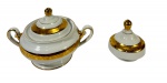 Açucareiro completo (base e tampa) da Porcelana Barão do Rio Branco, padrão Ouro Rio Branco, acompanhado de uma tampa avulsa extra no mesmo padrão. Marcas do tempo. -dim- Açucareiro 12x10x8/ tampa 5d 5a.