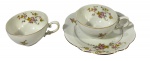 Lote de Porcelana Renner (Brasil, 1937-1990) estilo Bávaro com filetes dourados e decoração de guirlandas de rosas. Conjunto inclui 2 xícaras de chá e 1 pires com borda ondulada. Marcas do tempo. -dim- 17d pires/ 9,5d 5a xícara.