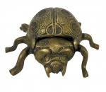 Rara caixa de bugigangas vintage produzida em bronze no formato de besouro/escaravelho, com corpo articulado. Marcas do tempo. -dim- 14x14x6.