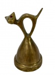 Sineta de mesa vintage em bronze com figura de gato estilizado e olhos de vidro vermelho, possivelmente de origem indiana. Peça decorativa de meados do século (Mid-Century) em bom estado geral, marcas do tempo. -dim- 5d x 9a.