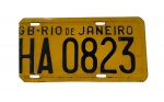 Placa veicular antiga brasileira, padrão amarelo Estado da Guanabara (GB - Rio de Janeiro), código HA 0823, em metal com alto relevo e sinais de época, com corte e borda irregular em uma das extremidades. Marcas do tempo. -dim- 32x16.