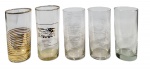 Lote com 5 copos long drink comemorativos do IV Centenário do Rio de Janeiro (1965), sendo um com paisagem de Botafogo, Flamengo e Urca, e 4 com decoração de listras douradas, apresentando desgaste no filete. Marcas do tempo. -dim- maior 7d 14,5a/ menor 6