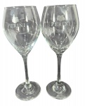 Lote de 2 Taças de Vinho Personalizadas Casa Perini. Produzidas em vidro, haste longa e bojo tipo universal; excelente estado de conservação. Marcas do tempo. -dim- 7d x 22a