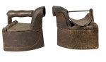 Par de raros ferros de passar a carvão em ferro fundido do tipo caixa/chaminé (Charcoal Sad Irons), um com cabo de madeira original, com oxidação e pátina. Marcados `JOHNSON` (parcialmente legível) em um dos exemplares. Marcas do tempo. -dim- 17x11x18.