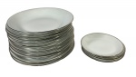 Serviço de porcelana Renner (Brasil) vintage com 15 peças, composto por 11 pratos de jantar e 4 pires, em branco liso com aro prateado. Marcas do tempo. -dim- 14d pires/ 22d prato.
