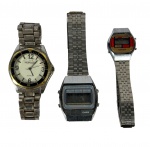 Lote c/ 3 Relógios de Pulso Vintage, Marcas SANYO, CITIZEN (ambos digitais) e MUNIQUE Quartz, com pulseiras de metal. Itens no estado das fotos, ideais para colecionismo ou restauro.