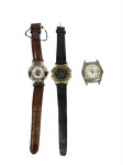 Lote com 3 relógios de pulso/caixas vintage (dois completos, um apenas caixa e mostrador) de movimento Quartz, incluindo um Geneva e modelos estilo clássico com algarismos romanos, ideais para restauração ou peças. No estado.