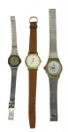 Lote c/ 3 Relógios de Pulso Quartz Vintage (Anos 80/90) de diferentes marcas e estilos, com caixas e pulseiras sortidas (metal, couro e elástica). Necessitam de revisão/troca de bateria; no estado.