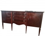 Buffet, estilo inglês, produzido em jacarandá com entalhes, marchetaria e tampo com vidro. Possui portas nas laterais, e centro com 3 gavetas. Puxadores, chaves e ponteiras dos pés em bronze. Marcas do tempo. -dim-185x54x97