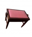 Banco de piano Nicola Ielpo, produzido em madeira nobre com assento em corino e altura regulável. Em bom estado de conservação. Marcas do tempo. -dim- 60x45 de altura(52 cm maior altura)/Assento 52x33.
