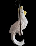 WEISS - Raro vaso suspenso no formato de uma cacatua, produzido em porcelana da renomada manufatura Weiss, em um poleiro de metal. Marcas do tempo. -dim- 26,5c x 19a