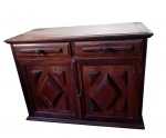 Buffet aparador produzido em madeira nobre, no estilo mineiro, com duas gavetas e duas portas, com entalhes no formato diamante. Possui prateleira e chave funcionando. Necessita reparos. Marcas do tempo. -dim-98x48x71