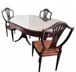 Mesa de jantar buffet oval, estilo inglês, produzida em madeira nobre maciça marchetada, apoiada em 2 bases de balaústre com 3 pernas recurvas cada, com ponteiras em bronze e tampo de vidro. Acompanha 4 cadeiras do mesmo estilo, com encosto de escudo e assento em palhinha. -dim-mesa fechada 1,50x99x80/Aberta2,35x99x80/Cadeiras 45x42x99