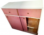 Armário aparador antigo de cozinha, estilo retrô de design simples e funcional. Estrutura de madeira maciça revestido com fórmica. Possui 2 prateleiras, 2 gavetões, sendo um com divisória e 2 portas de correr com puxadores de bronze. Precisa de reparos. Marcas do tempo. -dim-102x40x100