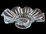 Grande centro de mesa ou fruteira, estilo Blossom, produzido em Demi cristal, com borda ondulada e corte de diamante em base elevada. Marcas do tempo. -dim- 31d x 11,5a