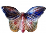 Enfeite de mesa ou parede produzido em faiança com policromia e douração, no formato de borboleta. Marcas do tempo. -dim- 18,5 x 11