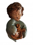 Estatueta para parede, produzida em gesso patinado e douração, representando um querubim cantando e tocando uma lira. Marcas do tempo. -dim- 19x12x6,5