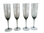 Flute - Lote contendo 4 finas taças flute para champanhe produzidas em belíssimo cristal de tonalidade fumê. Marcas do tempo. -dim- 5d x 21a