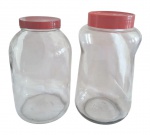 Lote contendo 2 potes multiuso de tamanho extra grande produzidos em vidro transparente. Sendo 1 da marca Gourmet, com tampa de plástico. E outro da marca vintage Santa Marina (fabricante Marinex), com tampa de baquelite vermelha. Ambos com capacidade de 4,5 L. Bem conservados. Marcas do tempo. -dim- 15d x 27a / 15d x 25a