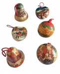 Lote com 6 enfeites natalinos vintage importados, confeccionados em decoupage e alças de cordão. Sendo 2 sinos, 2 corações e 2 bolas, todos em ótimo estado de conservação. Marcas do tempo. -dim- sinos 4,5d x 6a / corações 4d x 5a / bolas 4,5d
