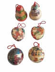 Lote com 6 enfeites natalinos vintage importados, confeccionados em decoupage e alças de cordão. Sendo 2 sinos, 2 corações e 2 bolas, todos em ótimo estado de conservação. Marcas do tempo. -dim- sinos 4,5d x 6a / corações 4d x 5a / bolas 4,5d