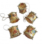 Lote contendo 5 enfeites vintage importados em formato de tambores natalinos confeccionados em decoupage, ferragens de plástico metalizado e cordões dourados. Ótimo estado. Marcas do tempo. -dim- 4,5d x 3,5a