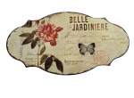 Placa provençal com decoração postal e motivos florais, confeccionada em metal com impressão em alta definição e acabamento selado. Com a frase Belle Jardinère Paris( Bela Jardineira Paris) em referência a icônico magazine parisiense. Marcas do tempo. -dim- 30x16