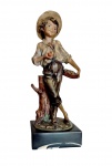 -GIUSEPPE ARMANI- Escultura produzida em resina italiana `Boy With Apples` finamente policromada sobre bloco marmorizado, do renomado escultor Giuseppe Armani. Possui assinatura e marcação `1982 Florence`. Marcas do tempo. -dim- 9x9x26