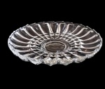 PRADO - Grande centro de mesa, boleiro ou fruteira produzido em vidro grosso Prado, prensado por gomos em relevos e corte de diamantes, com base elevada. Marcas do tempo. -dim- 30d x 7,5a