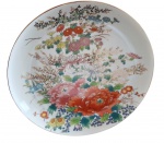 Prato decorativo em porcelana japonesa Shibata, com ornamentação policromada de flores e folhagens em rica policromia, com realces e borda em ouro filigranado. Na base, selo de cinábrio, Róng Bao Zhãi. Marcas do tempo. -dim- 18,5d