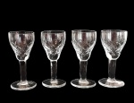 Conjunto de 4 cálices para licor produzidos em cristal transparente, com elaborada lapidação geométrica. Marcas do tempo. -dim- 9a