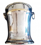 ART PRATA - Grande balde para gelar bebidas, em grosso metal espessurado a prata 90, da ourivesaria MR, com borda esculpida em volutas decoradas com folhagens e arabescos. No estado. -dim- 19d x 21,5a