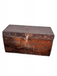 Exuberante antigo baú de couro, marcas do tempo, no estado   - dim - 70x30x37- RETIRADA POR CONTA DO COMPRADOR NO BAIRRO DO ESTÁCIO 