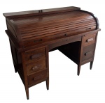 Escrivaninha Xerife executada em madeira, parte superior com tampa retrátil, uma cada lateral com 3 gavetas e outra com dois gavetões, sem a chave, (Tem segredo para trava das gavetas)- dim - 126x70x 1,03