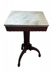 Antiga mesa lateral com tampo de mármore e base de ferro fundido, marcas do tempo 