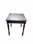Exuberante mesa lateral produzida em  madeira escura , com entalhes nos pés , marcas do tempo, no estado- dim - 65x65x80
