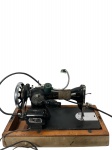 Máquina de Costura Elétrica Portátil Singer Modelo 99K fabricada na Escócia(1936) em base de madeira e capa original desgastada; item clássico para coleção, uso ou restauro. Funcionando, sem garantias futuras. Marcas do tempo. -dim- Máquina 35x18x20/ esto