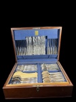 Faqueiro Antigo Wolff, banho Prata 90, com 125 peças, acondicionado em luxuoso estojo original de madeira forrado a veludo azul. Conjunto quase completo, com talheres ricamente trabalhados em estilo clássico, e peças em ótimo estado de conservação geral. 