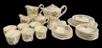Jogo de chá americano de fiança, Déc de 30 , primórdios da fabricação de porcelanas nos EUA , como consequência da 1 Guerra Mundial, formado por 6 xícaras com seus respectivos pires, 6 pratos para bolo, 6 cumbucas de sobremesa, Bule, Cremeiras, manteigueira e açucareiro, em ótimo estado, por se tratar de uma peça antiga tem algumas marcas do tempo -dim- xic 9d x 6a /Prato maior 26d /Pires 15d /26x17x18 bule /Leiteira 19x11x15/ 14x9x10 cremeira /14x9x10 açucareiro /18x10x7 manteigueira .