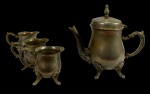 Lote de Quatro (4) Peças Miniatura para Café/Chá, Metal Banhado a Prata, Estilo Vitoriano, com Pés Garra; Bule e Três Cremeiras/Leiteiras. Marcas do tempo, no estado. -dim- 15x7x13 bule / 8x5x5 Leiteira