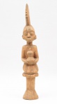 AFRICA OCIDENTAL - Estatueta africana em madeira clara, representando figura tribal com elaborado penteado, segurando pote nas mãos e ajoelhada sobre suporte cilíndrico rematado por base cônica. África Ocidental. (Rachadura e marcas do tempo). Med. Alt. 48,0 cm.