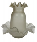 Elegante par de vidros antigos, perfeito como peça decorativa ou para restauro de luminárias. Conjunto com cúpula/chaminé de vidro fosco babado e porta-cúpula/base transparente prensada, exalando o charme do período Vitoriano. Marcas do tempo. -dim- 16d 6a base 8d 14a copo