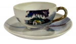 Antiga xícara de café e pires em porcelana no estilo japonês Lusterware. Peça de coleção com rica decoração paisagística iridescente e alça dourada. Marcas do tempo. -dim- 7x6x3 xic / 9,5d pires