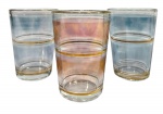 Lote com 3 copos Nadir Figueiredo vintage, de vidro com faixas douradas e pintura esmaltada, sendo 2 azuis e 1 iridescente/rosa. Peças brasileiras clássicas dos anos 60/70 em bom estado de conservação. Marcas do tempo. -dim- 6d x 8,5a